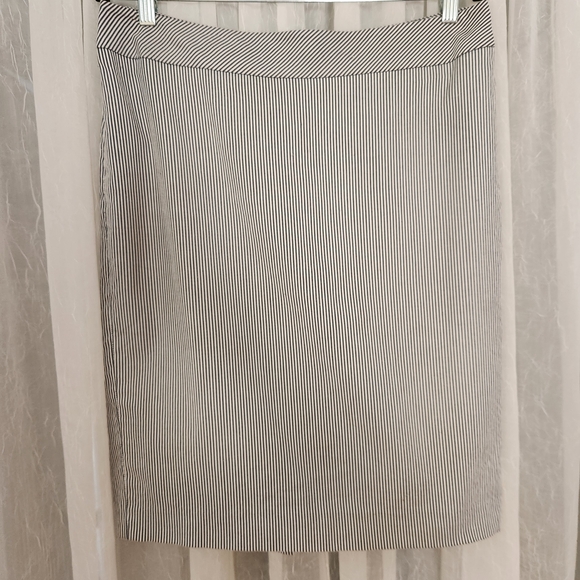 Jones New York Dresses & Skirts - EUC Jones NY Classic Blue and White Seersucker Skirt-Women's Size L
